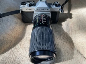 Vintage Pentax K1000 - analoge Kleinbildkamera mit SMC Pentax 1:1.4/50 200 Zoomobjektiv - Bild 1 von 5