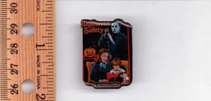 Prendedor esmaltado Michael Meyers & Jamie Lee Curtis Halloween Safety Sitter's Guide NUEVO - Imagen 1 de 1
