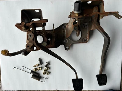 Conjunto de pedal de embrague y soporte de freno OEM 89-95 Toyota Pickup 22RE con herrajes Foto 1 de 4