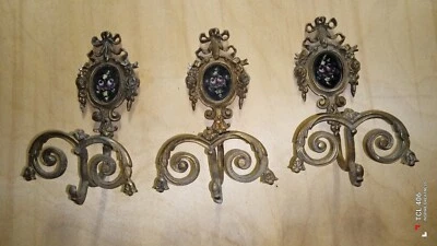 3 Appendiabiti da parete in Ottone antico Vintage Antiquariato Retrò (Cm 16 X10) - Immagine 1 di 2