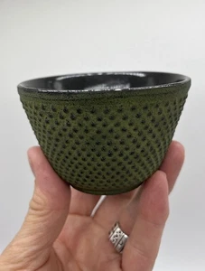 Gusseisen Teetassen PAAR erhabene Punkte grün schwarz Japan 3" Durchmesser Sukkulenten - Bild 1 von 5