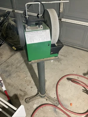 Afiladora de cuchillos con soporte Tormek SuperGrind 2000 refrigerada por agua Foto 1 de 4