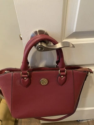 Bolso de mano Anne Klein bandolera de cuero sintético color arándano/vino Foto 1 de 2