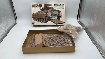  TAM35132 Tamiya Bradley M2 1/35 - Immagine 1 di 2