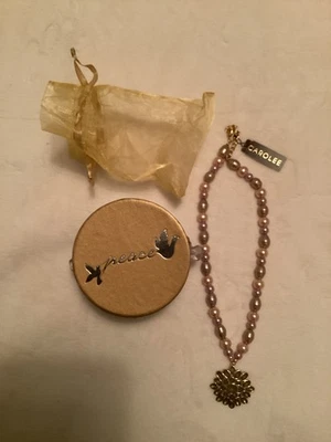 "Collar con cuentas de perlas de imitación Carolee de 10,5"" con colgante medallón floral en tono dorado" Foto 1 de 4