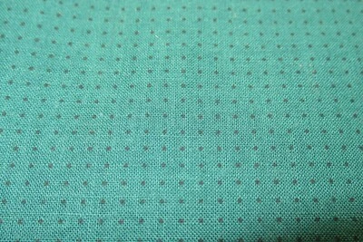 BENARTEX, INC. Tela 100% Algodón YARDAGE ST. NICOLE DESIGNS Pindot sobre Verde  Foto 1 de 4