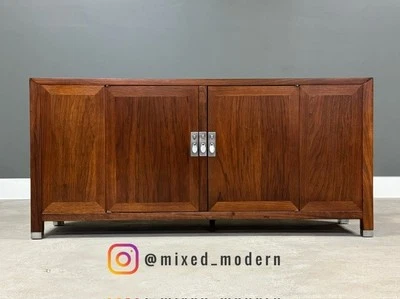 "Nogal acabado 54"" baja credenza" Foto 1 de 4