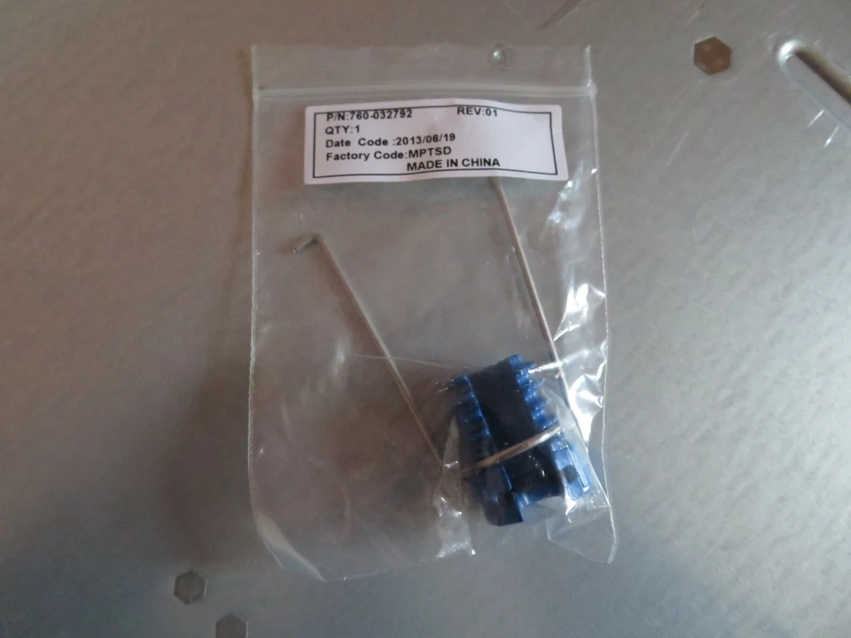 Lot (2) Juniper Networks Power Cord Retention Clip 760-032792 - Image 1 of 3