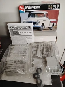 1957 CHEVY CAMEO 1/25 scala AMT model kit #6308 scatola aperta TUTTE LE PARTI SIGILLATE - Foto 1 di 10