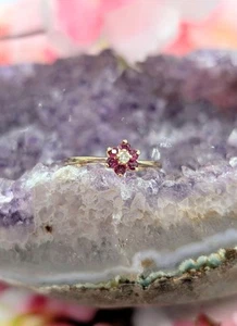 Bague petite fleur ornée d'un petit diamant et 6 rubis Or 375 Millième (9 CT) - Foto 1 di 5