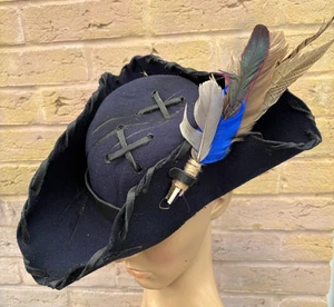 Sombrero pirata tricornio envejecido azul marino plumas de cuero renacentista 57 cm (precio de venta sugerido por el fabricante) - Imagen 1 de 7