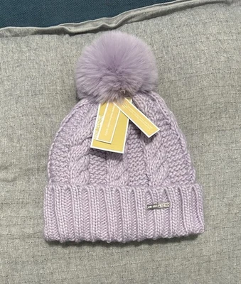 ¡Nuevo! Gorro Michael Kors tejido con cable pompón forrado de lana púrpura para mujer, precio de venta sugerido por el fabricante $68 Foto 1 de 4