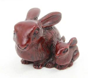 Estatuilla vintage de conejo zodiaco chino de resina roja cinabrio artículo patrimonial 2 1/2" - Imagen 1 de 5