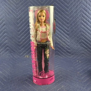 2006 NRFB FASHION FEVER BARBIE BAMBOLA TENDENZE MODERNE J6270 ARGYLE GIACCA JEANS STIVALE - Foto 1 di 6