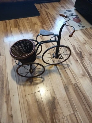 Triciclo de metal antiguo/marco de hierro original/asiento Foto 1 de 4