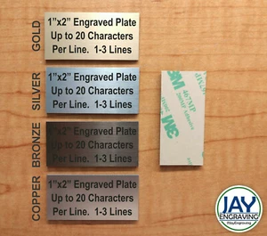 Placa pequeña grabada personalizada de 1x2 pulgadas con parte posterior adhesiva/placa etiqueta urna trofeo - Imagen 1 de 1