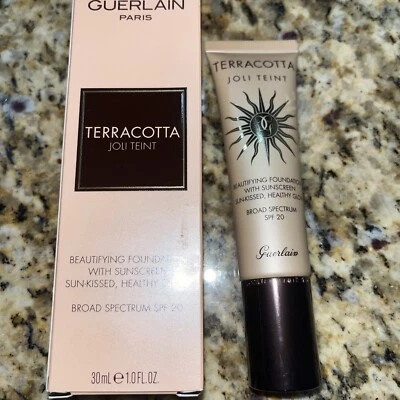 Guerlain Terracotta Joli Teint Beautifying Foundation SPF20 Medium 1oz / 30ml - Image 1 of 3