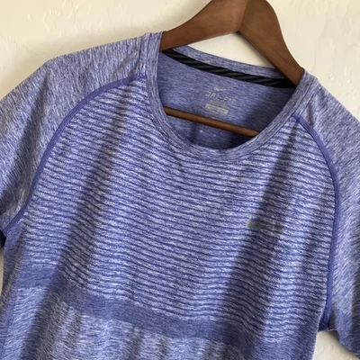 Camisa Nike Dri Fit para mujer grande azul a rayas manga corta elástica para correr Foto 1 de 4