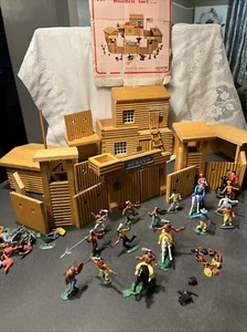 VINTAGE WINTEX TOYS WOOD COWBOYS INDIAN FORT HORSES MINIFIGS PRETENDED PLAY TOWN - Picture 1 of 24