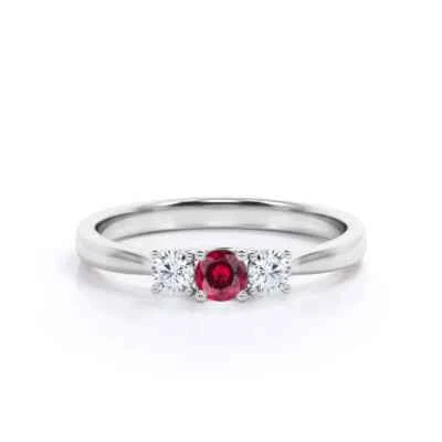 Anel simulado de três pedras de rubi vermelho e moissanita branca em platina sólida 950 - Imagem 1 de 4