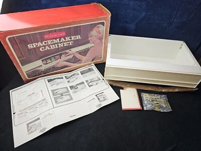 Шкаф Rubbermaid Spacemaker 1969 года превращает пространство для отходов в место хранения - Изображение 1 из 4