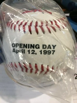 Béisbol oficial del día inaugural de los Mets de Nueva York 12 de abril de 1997 en bolsa de plástico original Foto 1 de 4