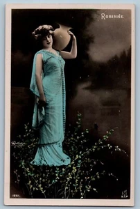 Robbine Postkarte RPPC Foto hübsche Frau hält Glas Studio um 1910 antik - Bild 1 von 2