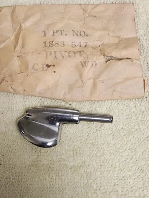 Chrysler Plymouth Dodge DeSoto 1959 NOS Mopar 1883547 LH Vent Pivot HT CV Foto 1 de 2
