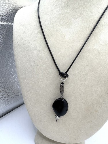 VETEMENTS Collana con ciondolo in acrilico a forma libera nero e cordoncino nero accenti tono argento