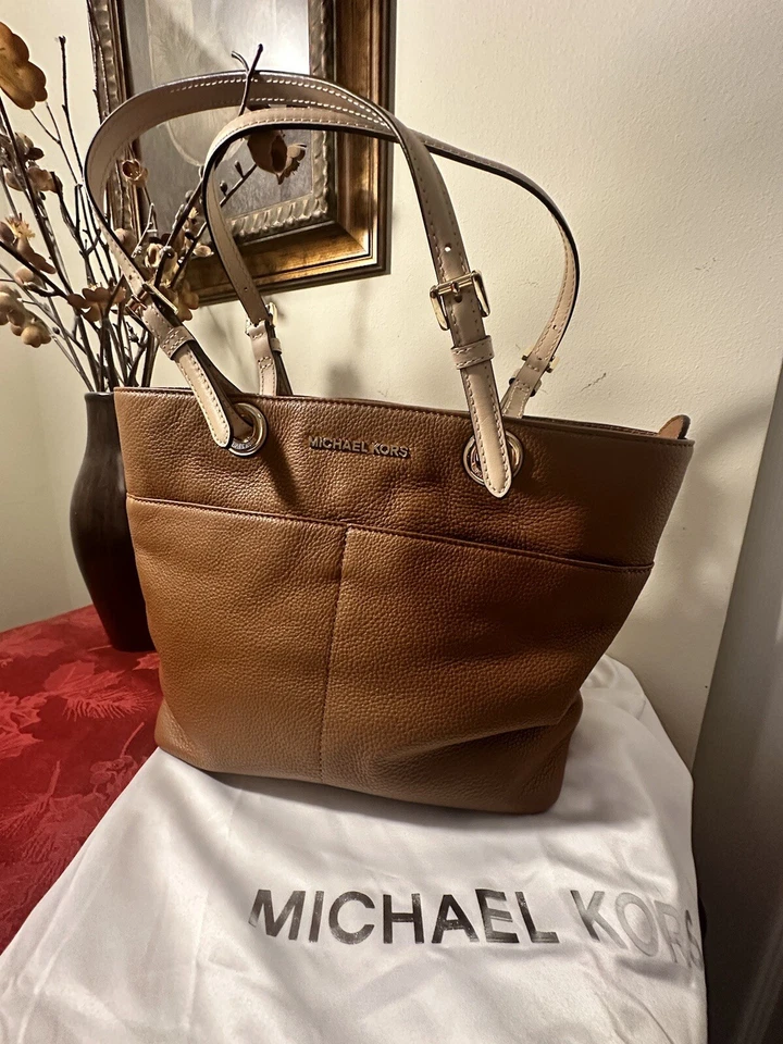 Bolso de Hombro Michael Kors Bedford Cuero Guijarro Bolsillo Medio Marrón Foto 1 de 4