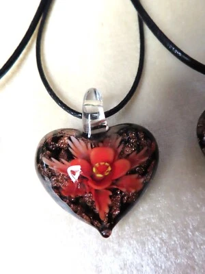Corazones con flores de murano de 40 mm - 35 mm tierra negra con oro - en un cordón Foto 1 de 4