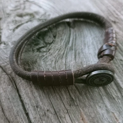 Pulsera de cuero marrón para hombre Abercrombie Fitch Foto 1 de 4