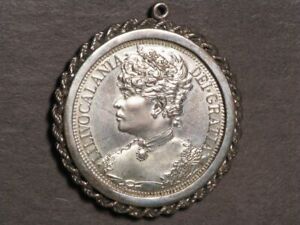 HAWAII 1883 Queen Lilivocalania Medal in Attractive Brooch 40mm White Metal