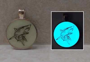 Collar Dije Colgante Silueta Brilla en la Oscuridad Tiburón Animal Pez Excelente Blanco - Imagen 1 de 4
