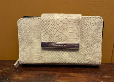 Бумажник женский Tahari карта удостоверение личности защита желтовато-коричневый крокодиловый анималистический принт 6 дюймов x 3,5 дюйма - Изображение 1 из 4