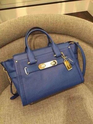 Bolso de mano de cuero granulado azul mediano con cremallera acento Turnlock Foto 1 de 4