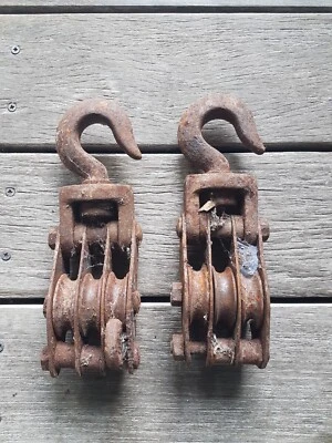 Anciennes poulie en fer a trois réas - Photo 1/4