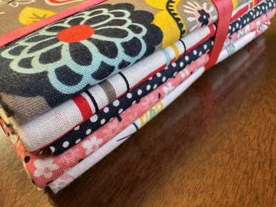 Paquete de 5 cuartos de grasa floral Calico paleta de tela de algodón rosa negro gris amarillo Foto 1 de 4