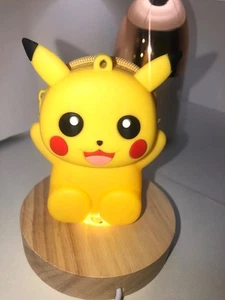 RARO PORTACHIAVI VINTAGE POKÉMON 1998 PIKACHU 3 3/4” PORTAMONETE - Foto 1 di 3