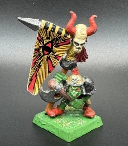 Goblin mit Banner / Standarte 1990 OOP Metall Warhammer - Picture 1 of 4