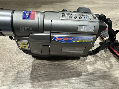 JVC Compact VHS CAMCORDER  600x Digital Zoom - Image 1 of 4
