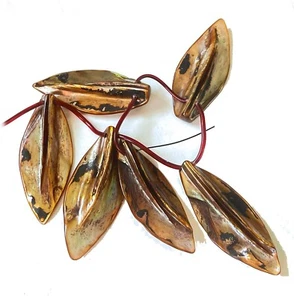 Cuentas colgantes de pluma de hoja de madreperla de bronce natural de 45-50 mm (6 piezas) - Imagen 1 de 6