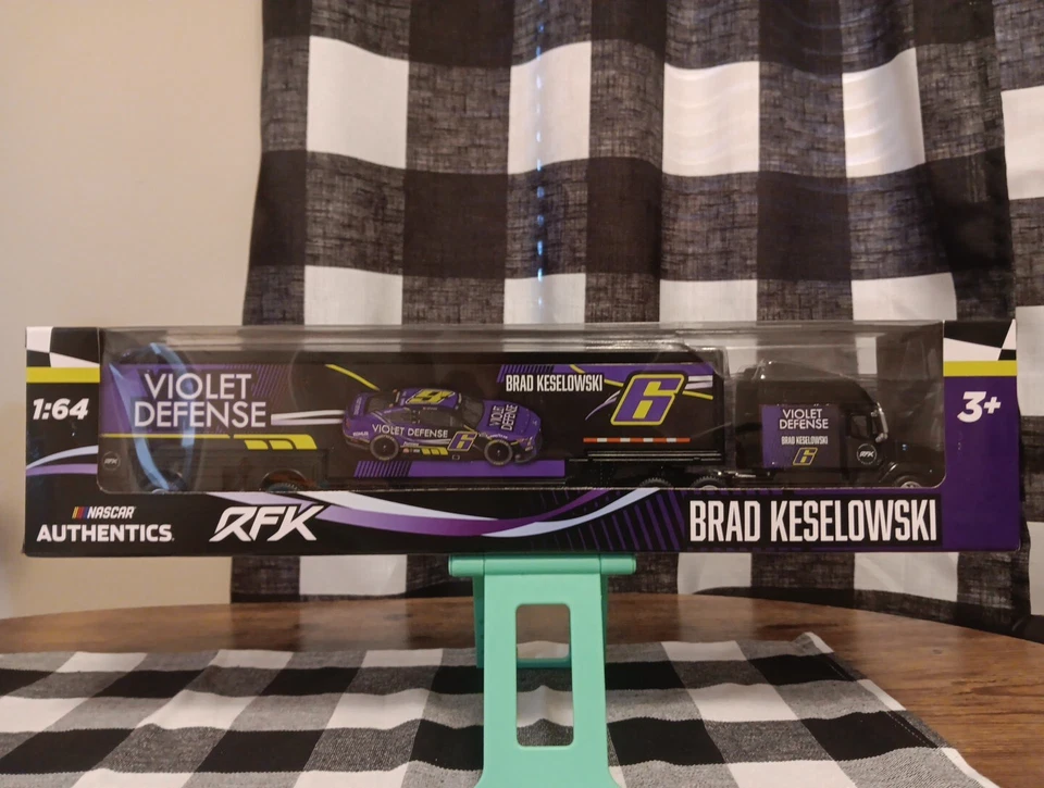 Camión Nascar Authentics Brad Keselowski Violet Defense 1/64 2022 Wave 4 Foto 1 de 2