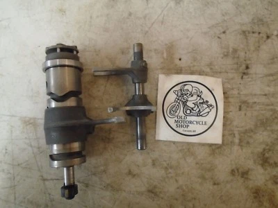 Honda CB550K 1975 montaje de horquillas de cilindro de cambio Foto 1 de 2