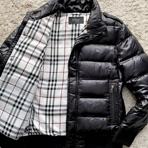 Chaqueta acolchada Burberry BURBERRY ETIQUETA NEGRA logotipo de caballo acolchado - Imagen 1 de 10