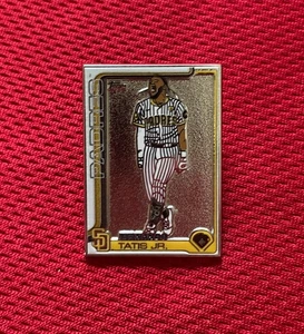 2025 Topps Series 2 FERNANDO TATIS JR. Exklusive Emaille Pin San Diego Padres - Bild 1 von 2