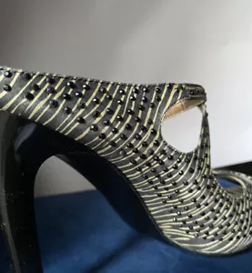 Tacones para mujer talla 9. Por Carlos Santana. Parte superior con cuentas negras despojadas. Correa de hebilla - Imagen 1 de 9