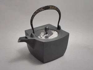 Rectangular Kotetsubin - Dragón y Ola - 500 ml/cc - Pequeña tetera de hierro Japón - Imagen 1 de 4