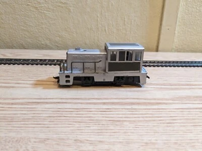 Model Power - Silver GE35  Switcher Diesel Locomotive - HO Scale - Image 1 of 4