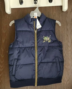 Neu mit Etikett Vintage Gymboree Dynotrux marineblau BAUSCHIGE WESTE JACKE Junge Medium (7-8) - Bild 1 von 4